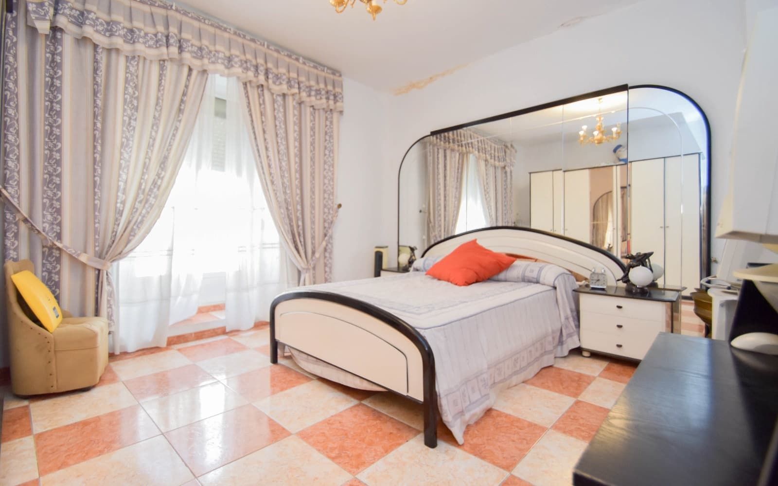 6 soveværelse Byhus til salg i Linares - € 148.000 (Ref: 8994041)