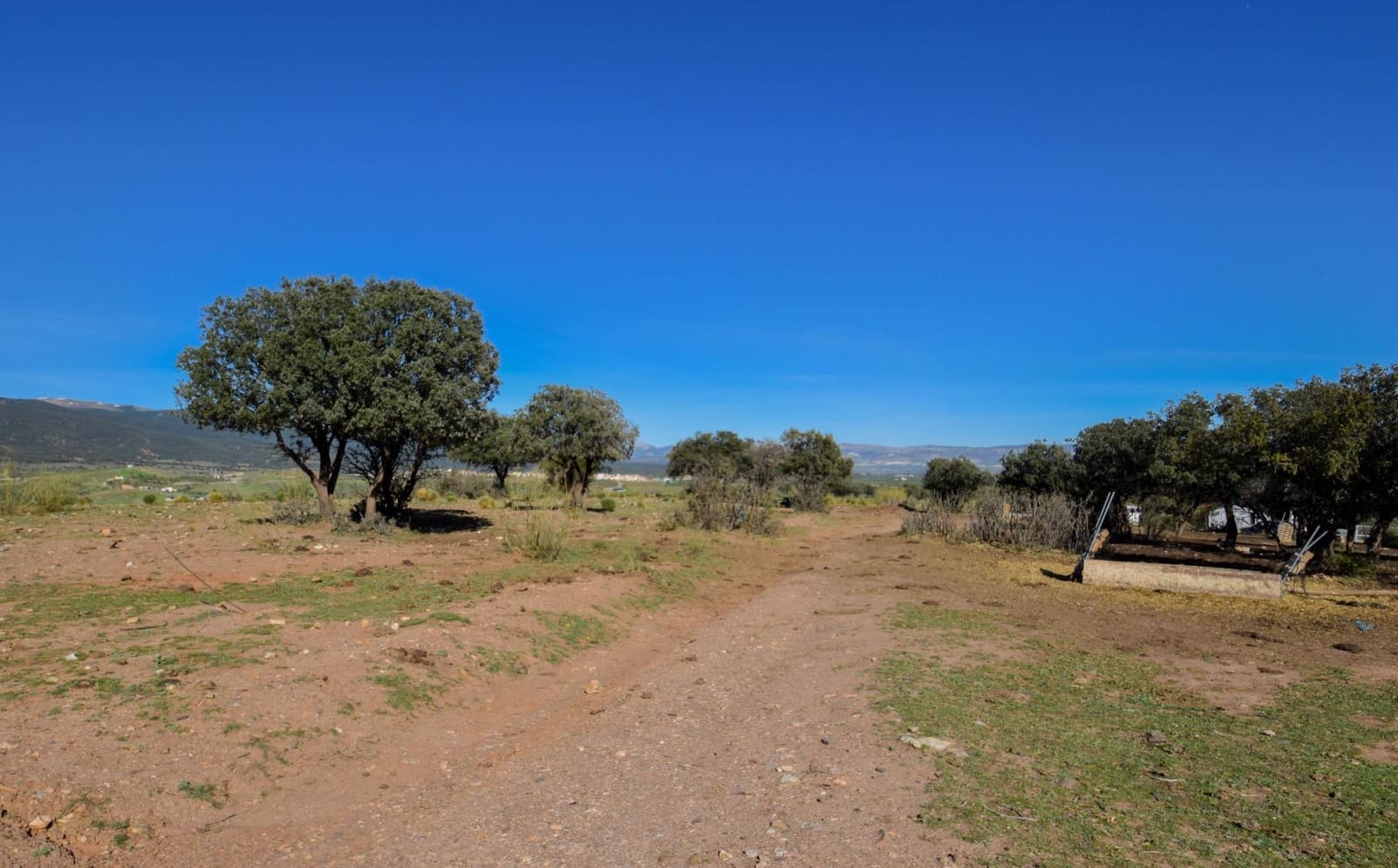 Grunde uden byggetilladelser til salg i Lugros - € 110.000 (Ref: 9020776)