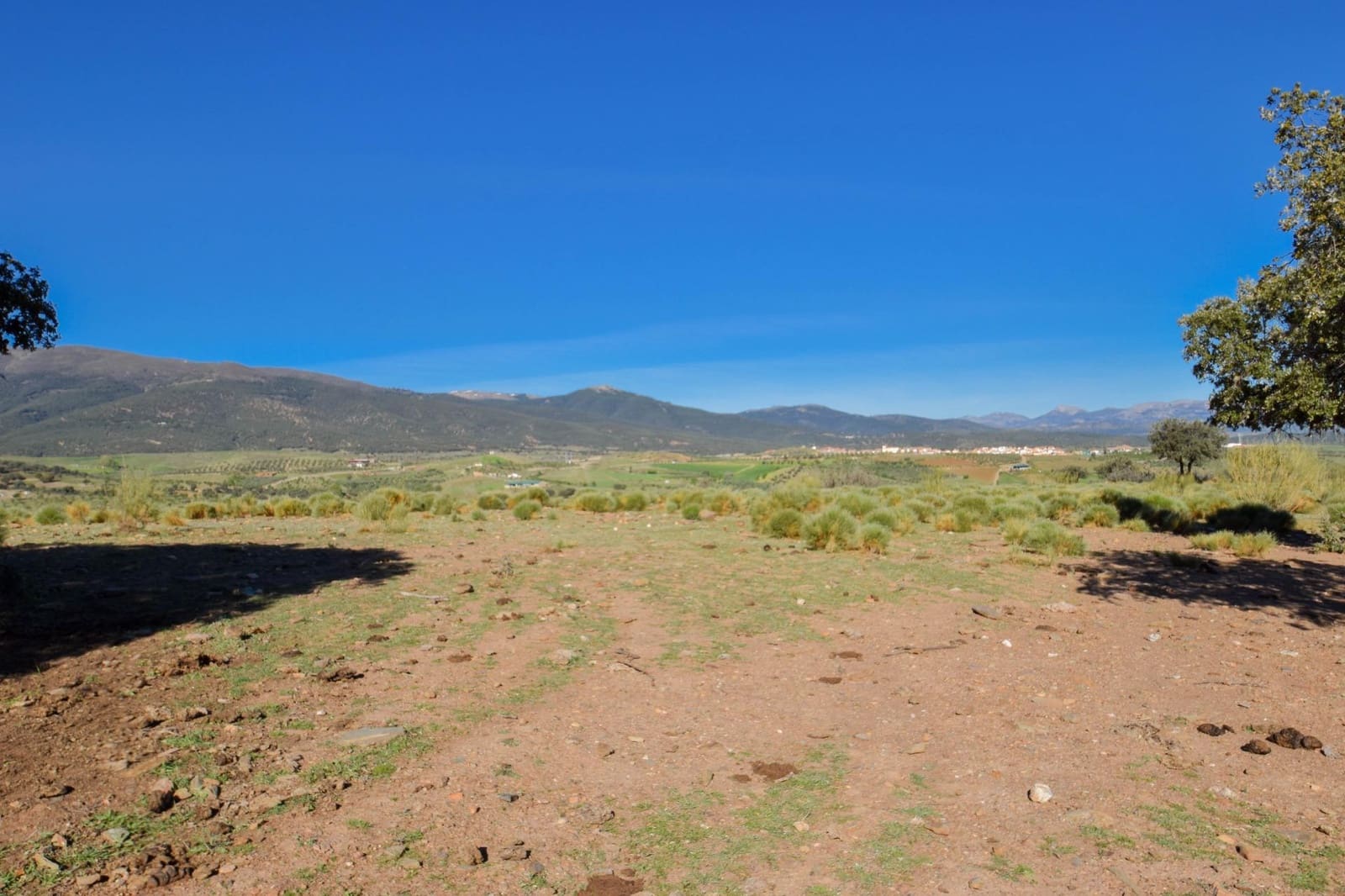 Grunde uden byggetilladelser til salg i Lugros - € 110.000 (Ref: 9020776)