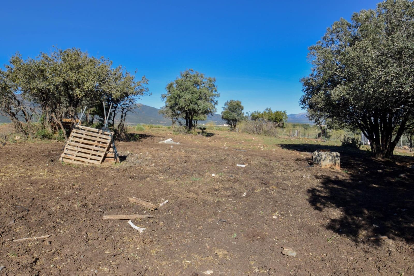 Grunde uden byggetilladelser til salg i Lugros - € 110.000 (Ref: 9020776)