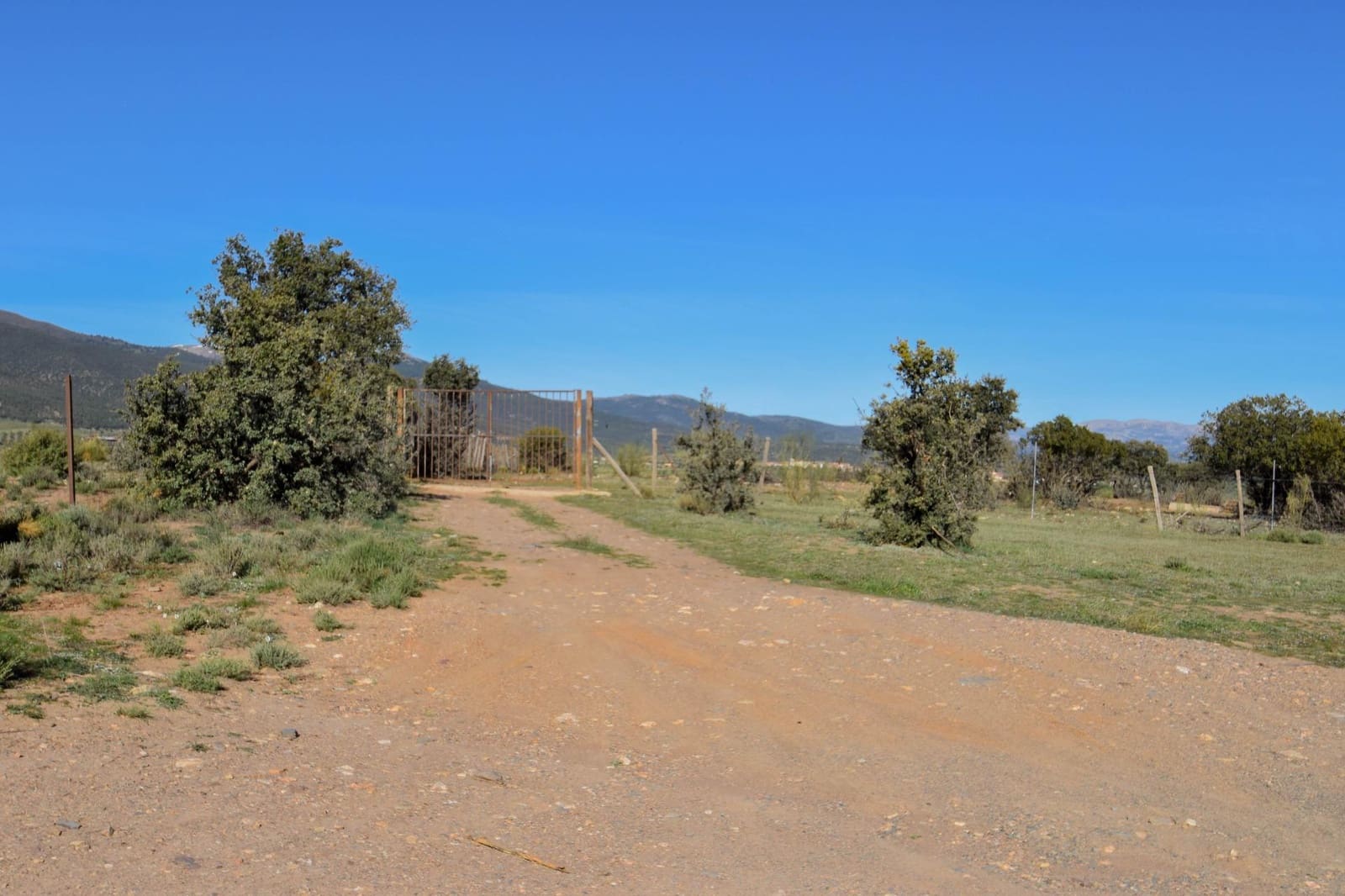 Grunde uden byggetilladelser til salg i Lugros - € 110.000 (Ref: 9020776)