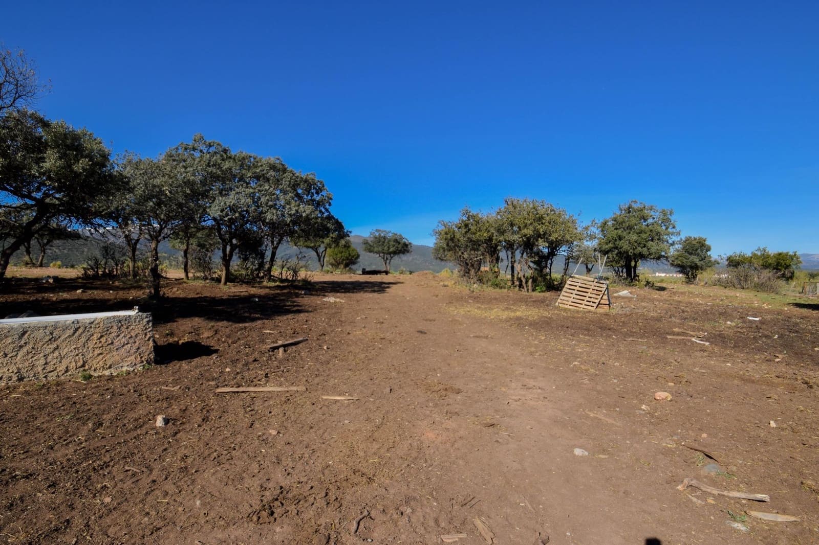 Grunde uden byggetilladelser til salg i Lugros - € 110.000 (Ref: 9020776)