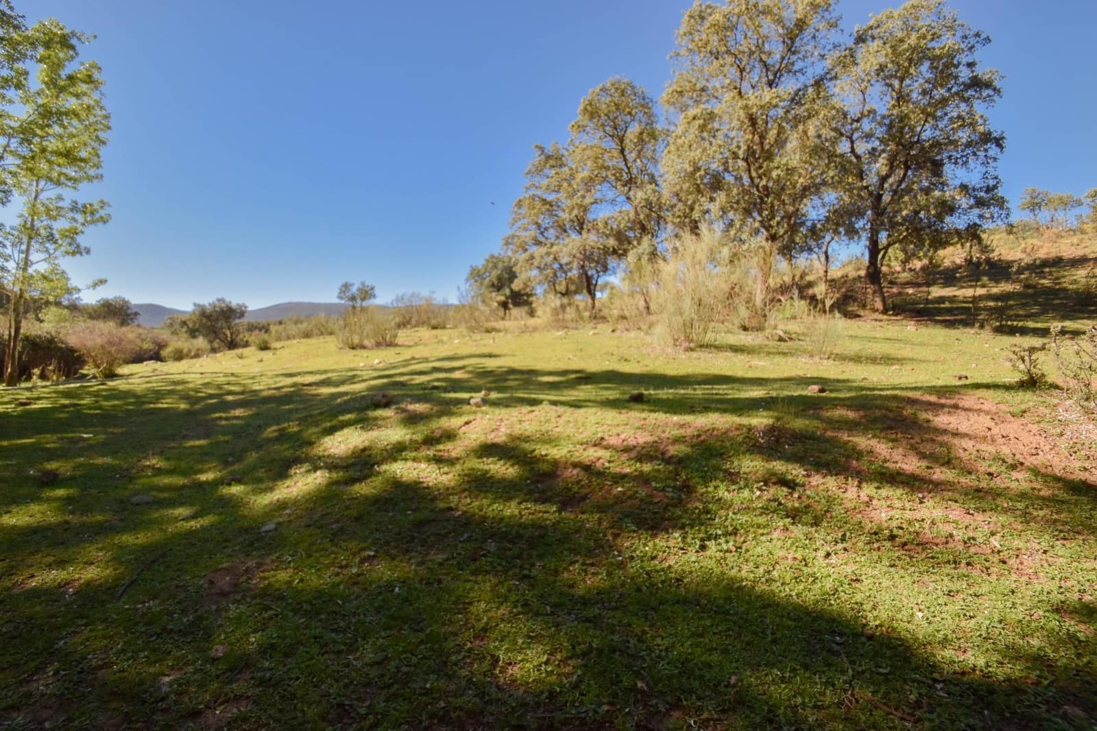 Grunde uden byggetilladelser til salg i Lugros - € 110.000 (Ref: 9020776)