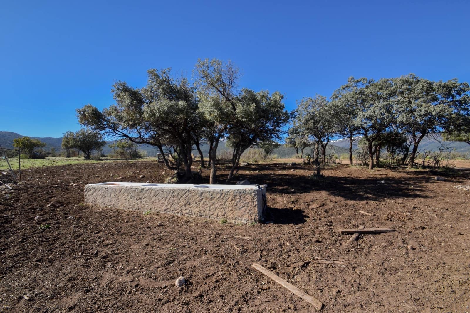 Grunde uden byggetilladelser til salg i Lugros - € 110.000 (Ref: 9020776)