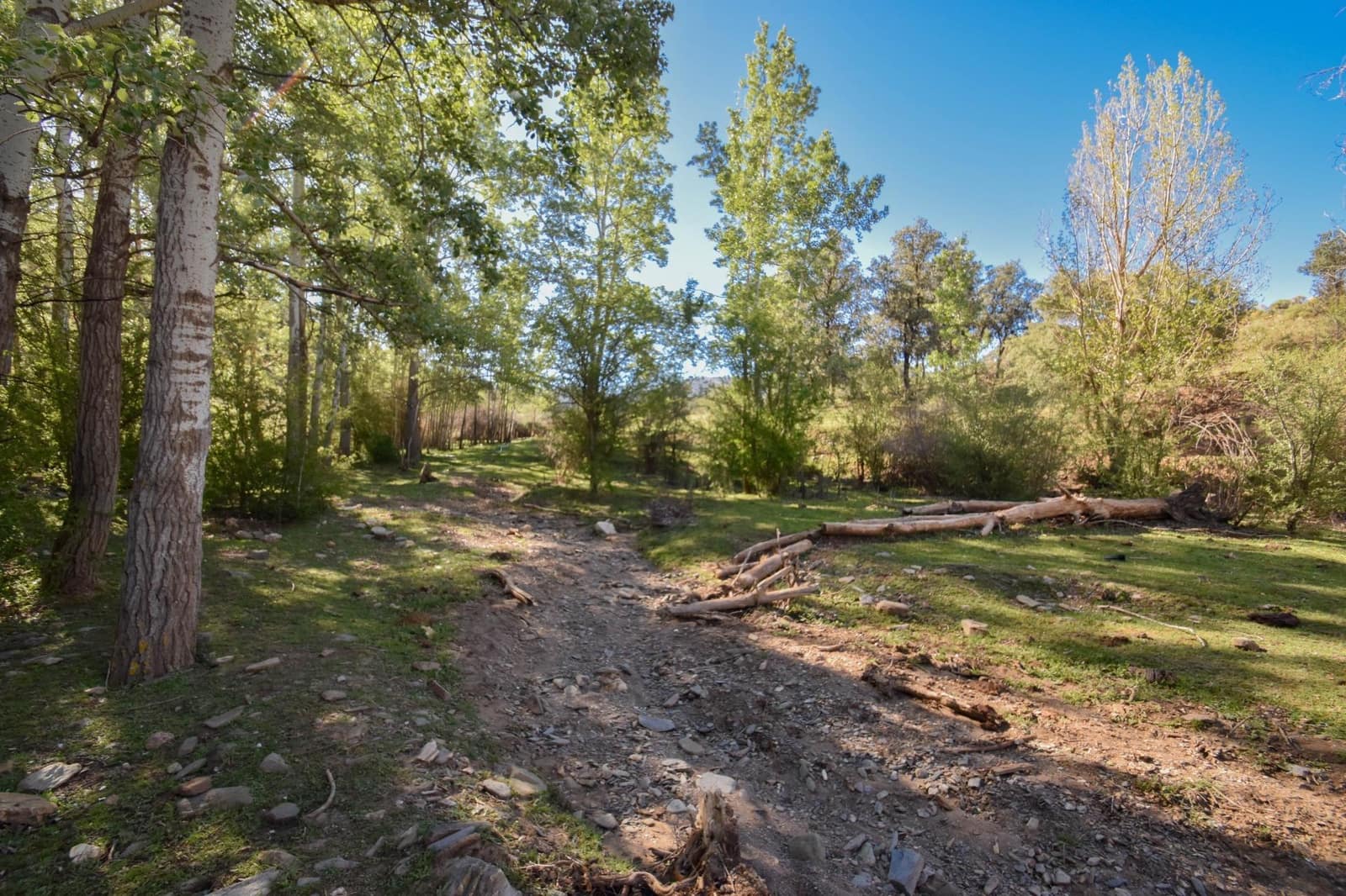 Grunde uden byggetilladelser til salg i Lugros - € 110.000 (Ref: 9020776)