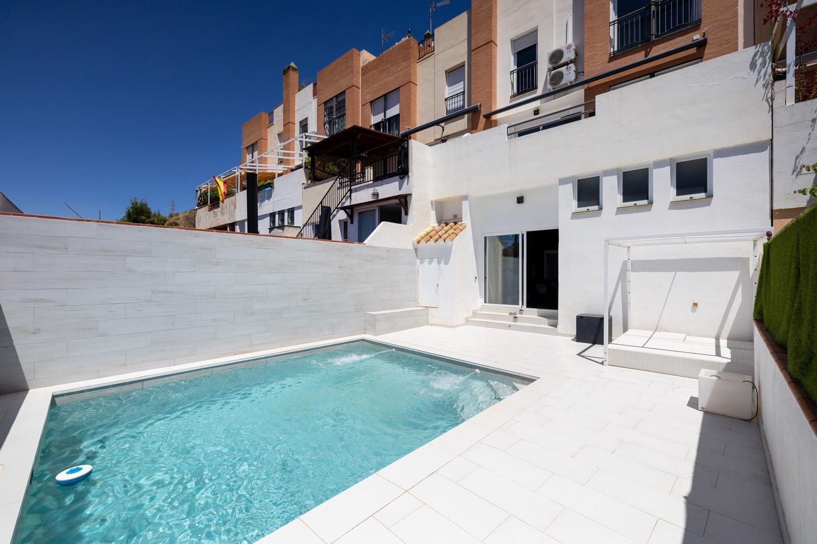 4 soveværelse Rækkehus til salg i Granada by med swimmingpool garage - € 459.000 (Ref: 9026577)