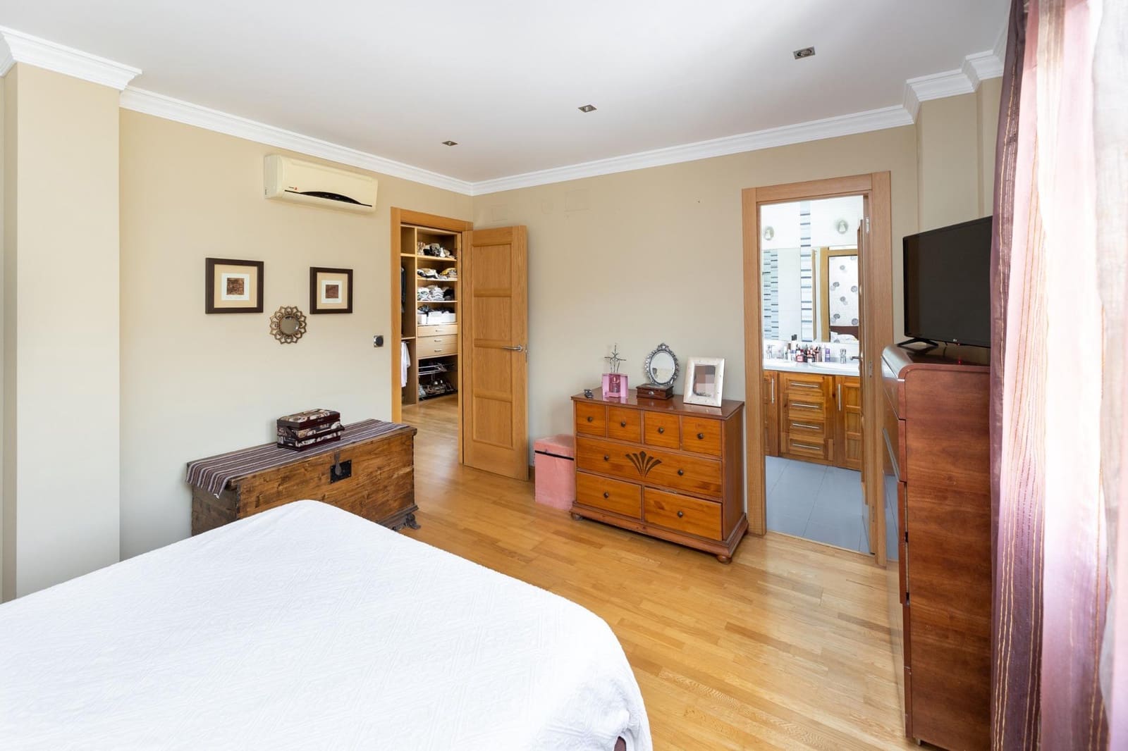 4 soveværelse Villa til salg i Huetor Vega med swimmingpool garage - € 480.000 (Ref: 9089975)