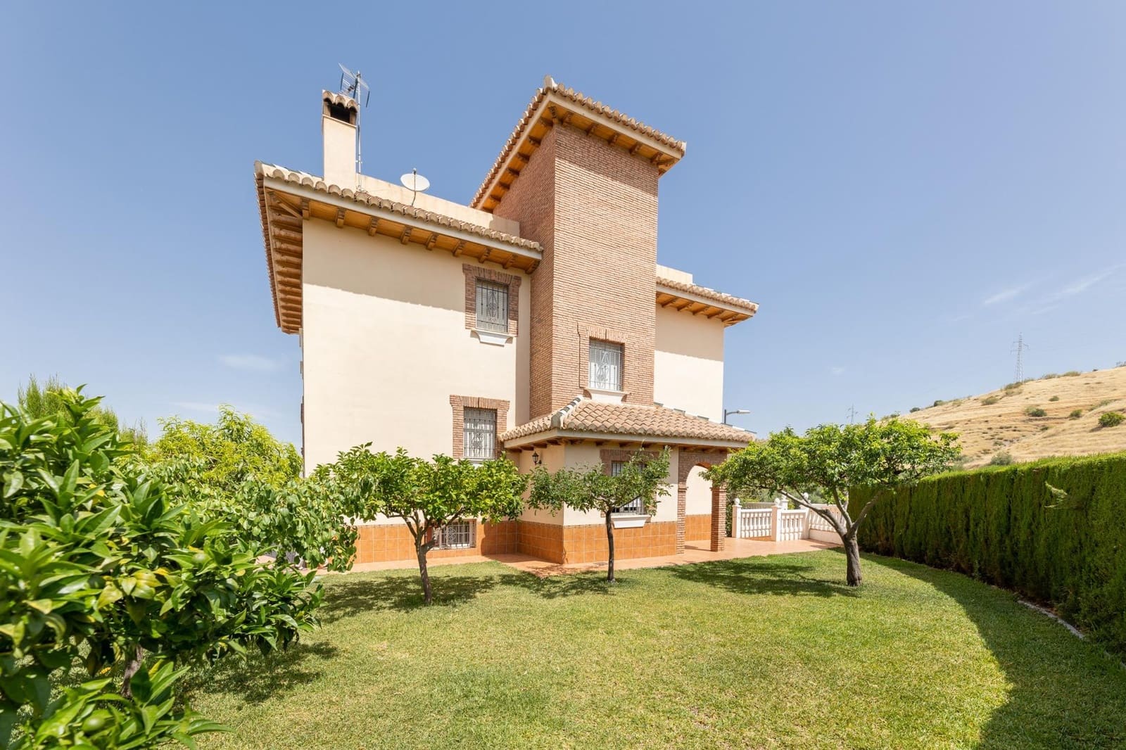 4 soveværelse Villa til salg i Huetor Vega med swimmingpool garage - € 480.000 (Ref: 9089975)