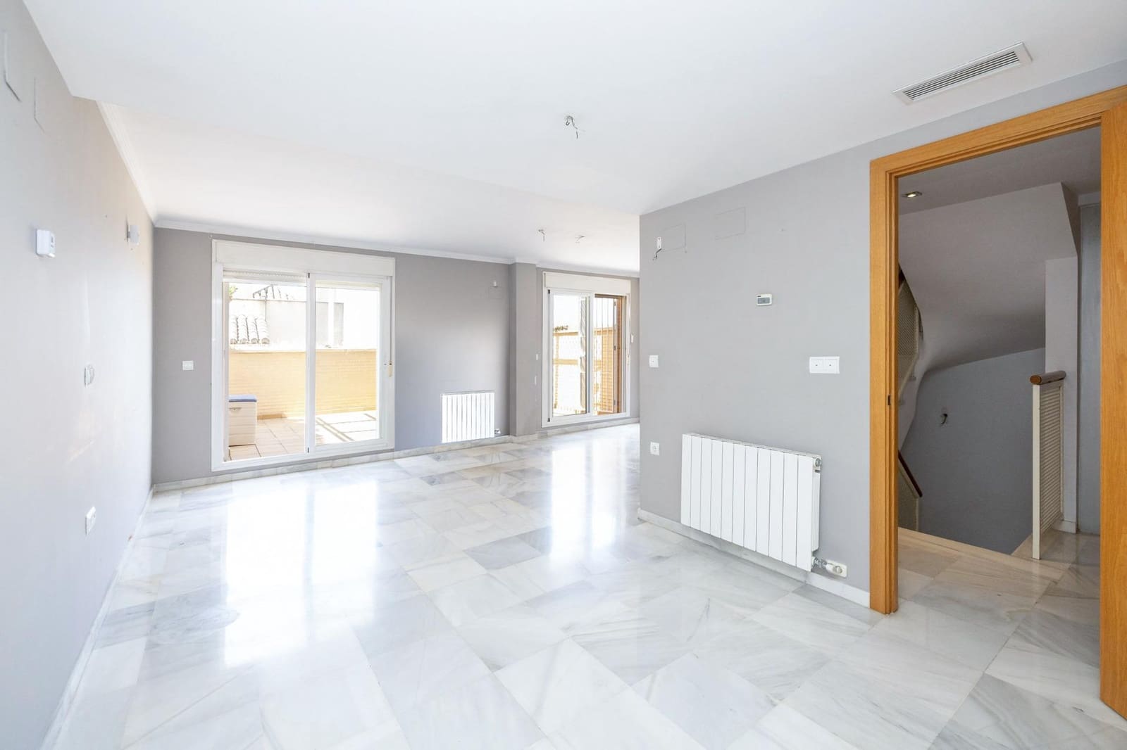 4 soveværelse Semi-Rækkehus til salg i Granada by med swimmingpool garage - € 520.000 (Ref: 9106673)