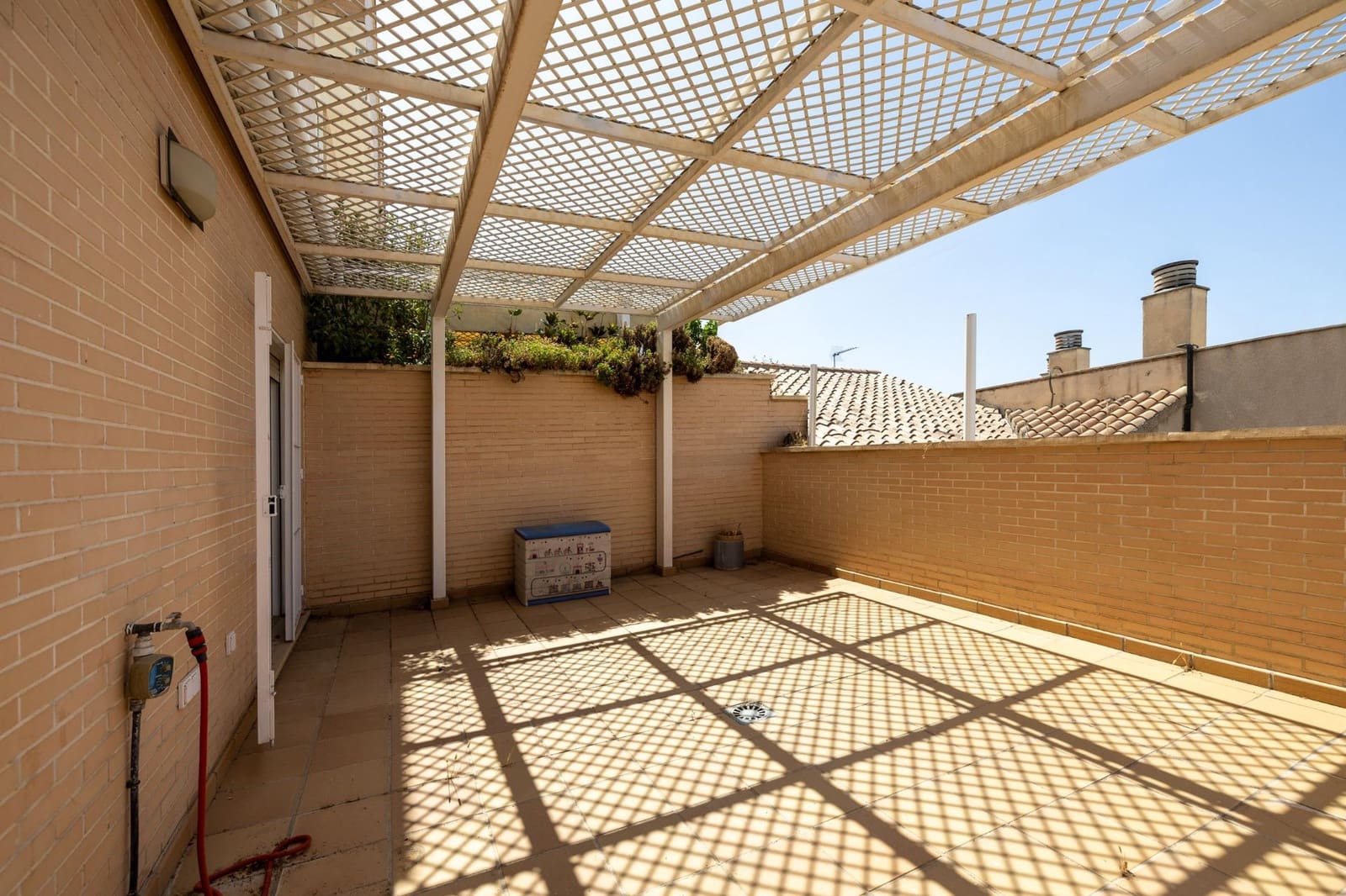 4 soveværelse Semi-Rækkehus til salg i Granada by med swimmingpool garage - € 520.000 (Ref: 9106673)