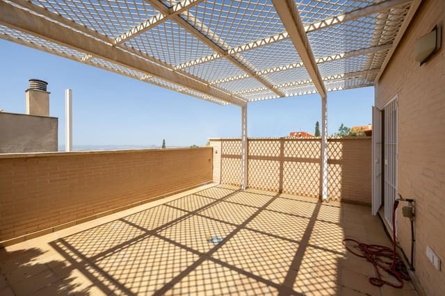 4 soveværelse Semi-Rækkehus til salg i Granada by med swimmingpool garage - € 520.000 (Ref: 9106673)