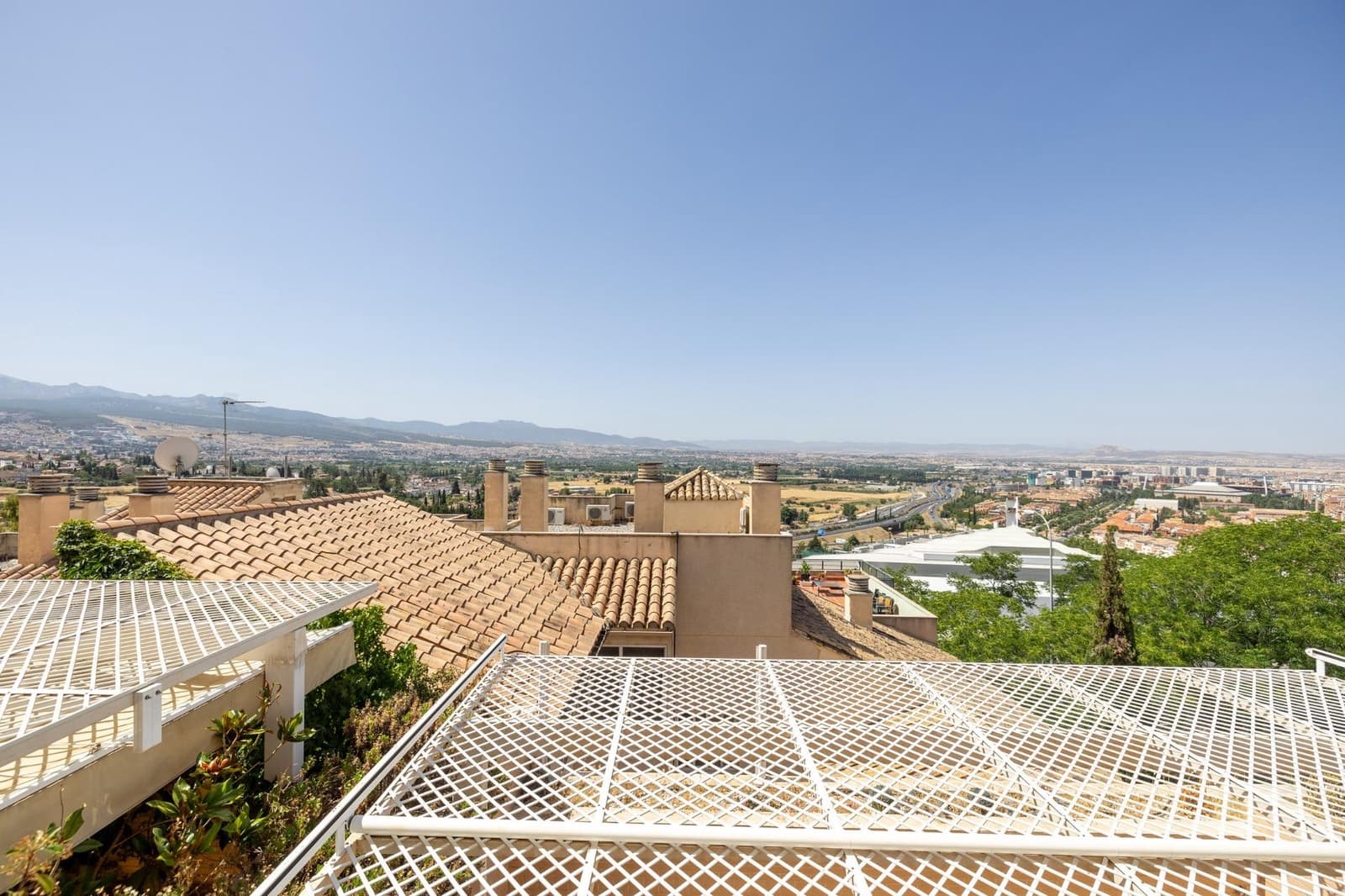 4 soveværelse Semi-Rækkehus til salg i Granada by med swimmingpool garage - € 520.000 (Ref: 9106673)