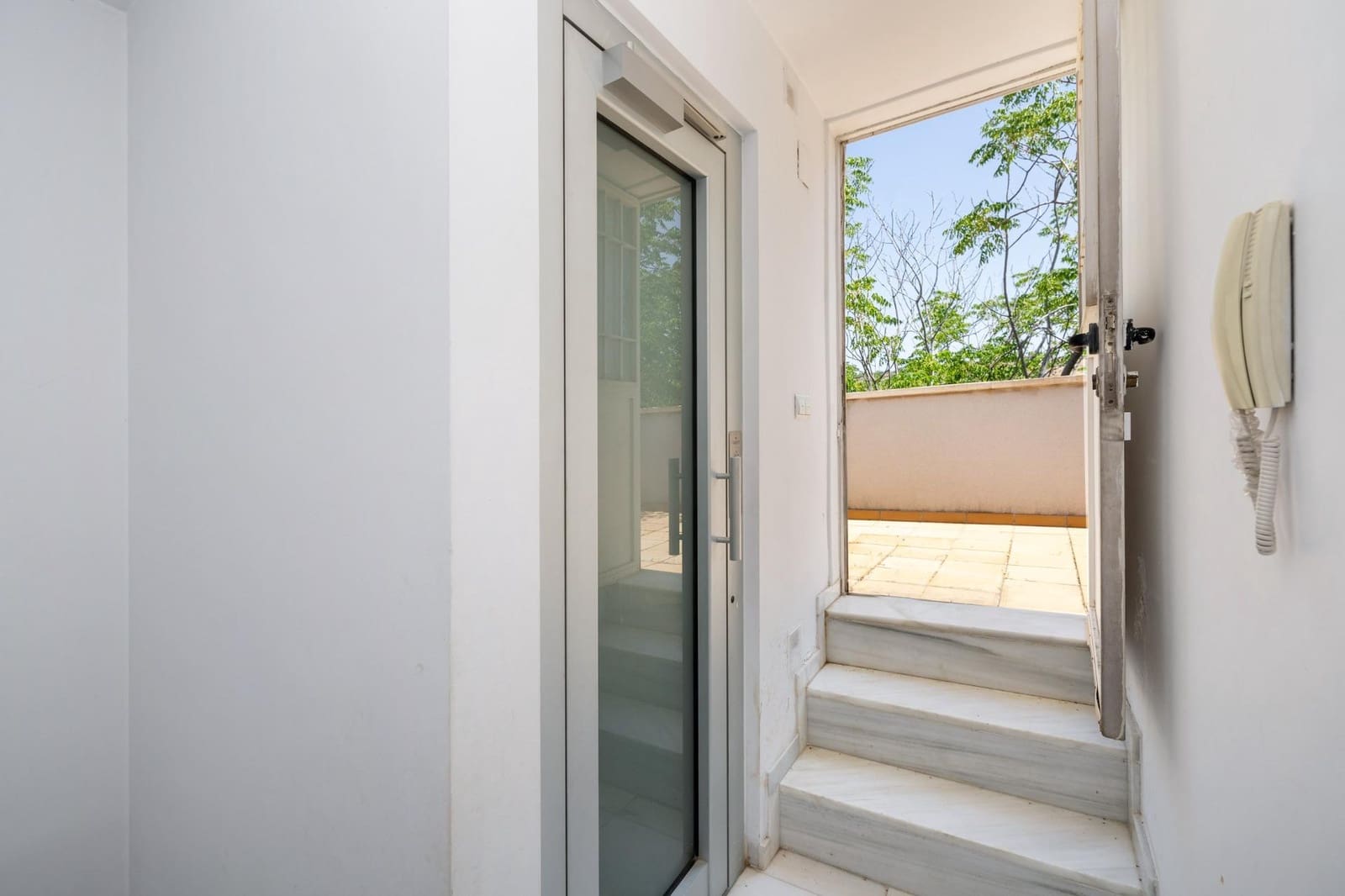 4 soveværelse Semi-Rækkehus til salg i Granada by med swimmingpool garage - € 520.000 (Ref: 9106673)