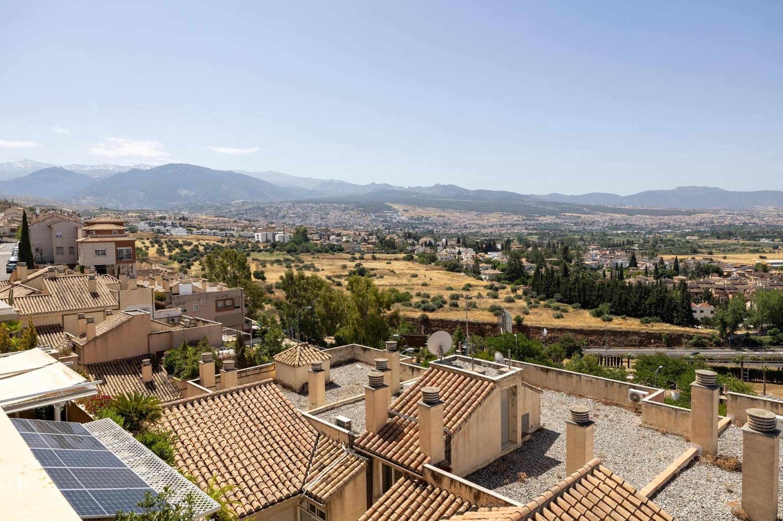 4 soveværelse Semi-Rækkehus til salg i Granada by med swimmingpool garage - € 520.000 (Ref: 9106673)