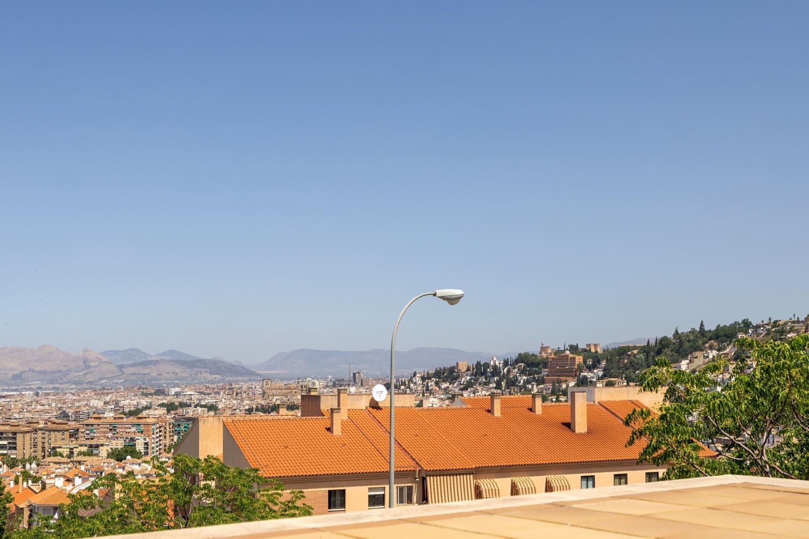 4 soveværelse Semi-Rækkehus til salg i Granada by med swimmingpool garage - € 520.000 (Ref: 9106673)