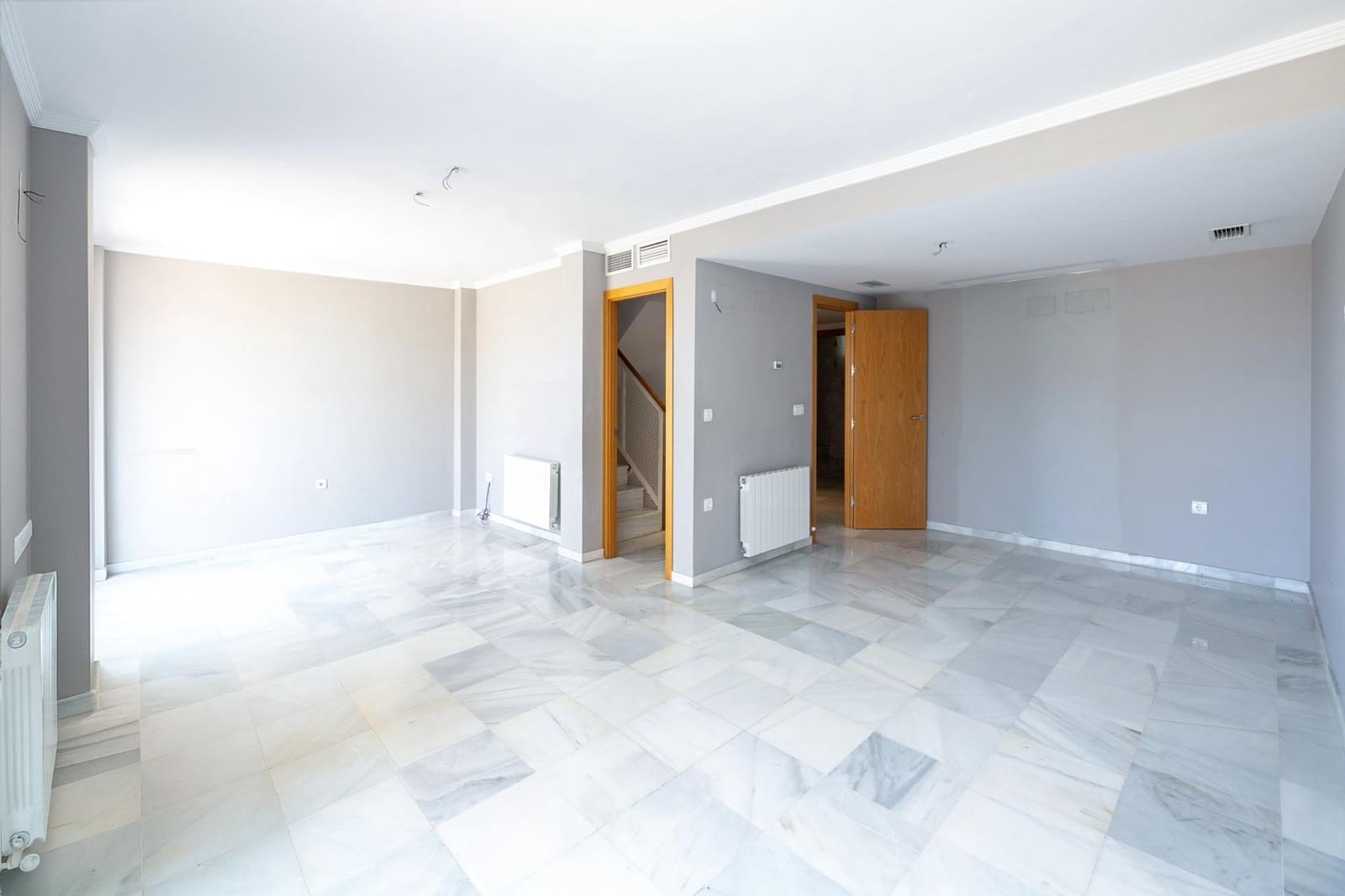 4 soveværelse Semi-Rækkehus til salg i Granada by med swimmingpool garage - € 520.000 (Ref: 9106673)