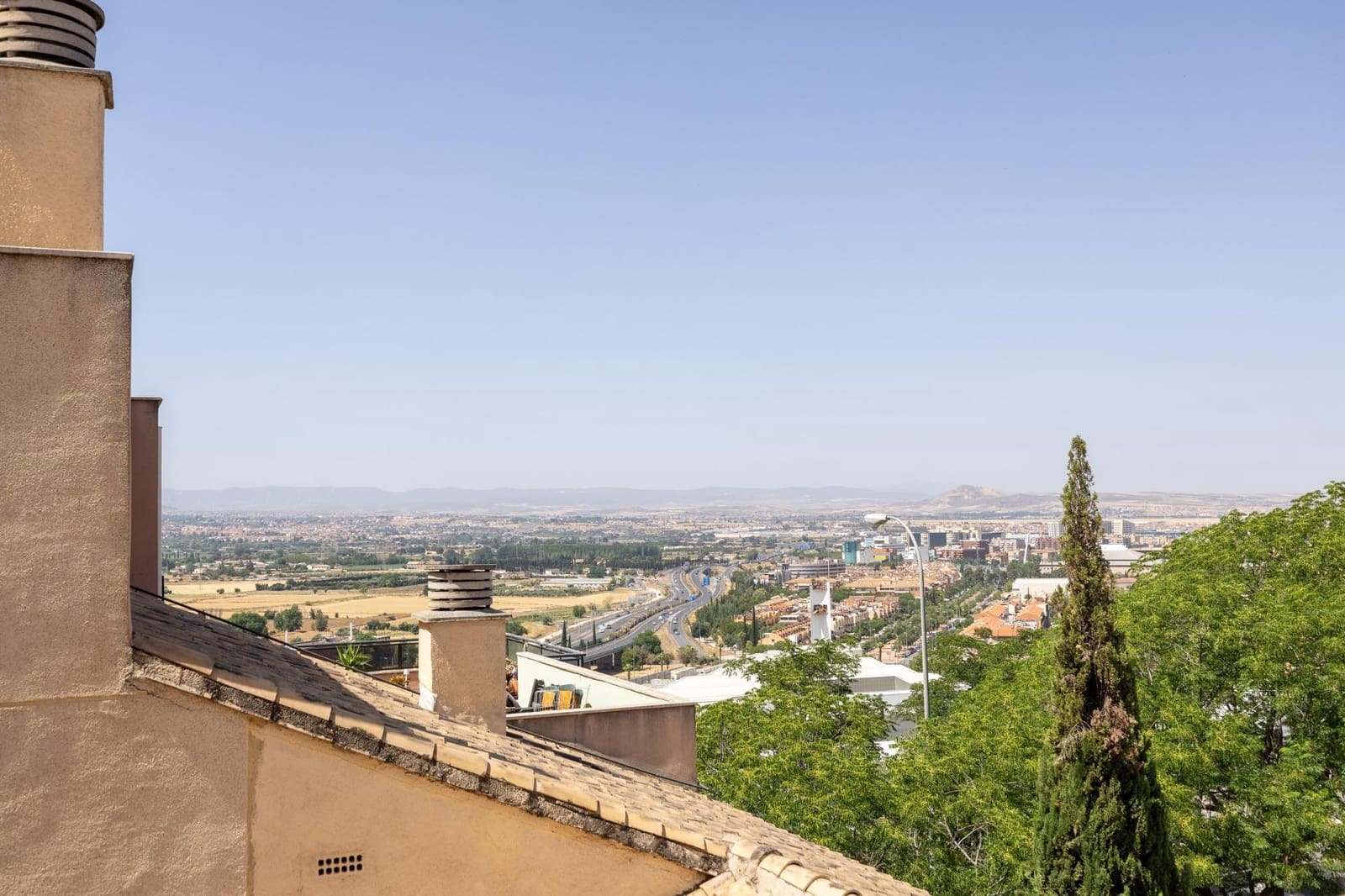 4 soveværelse Semi-Rækkehus til salg i Granada by med swimmingpool garage - € 520.000 (Ref: 9106673)