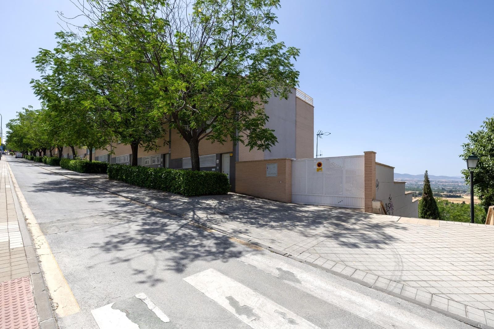 4 soveværelse Semi-Rækkehus til salg i Granada by med swimmingpool garage - € 520.000 (Ref: 9106673)