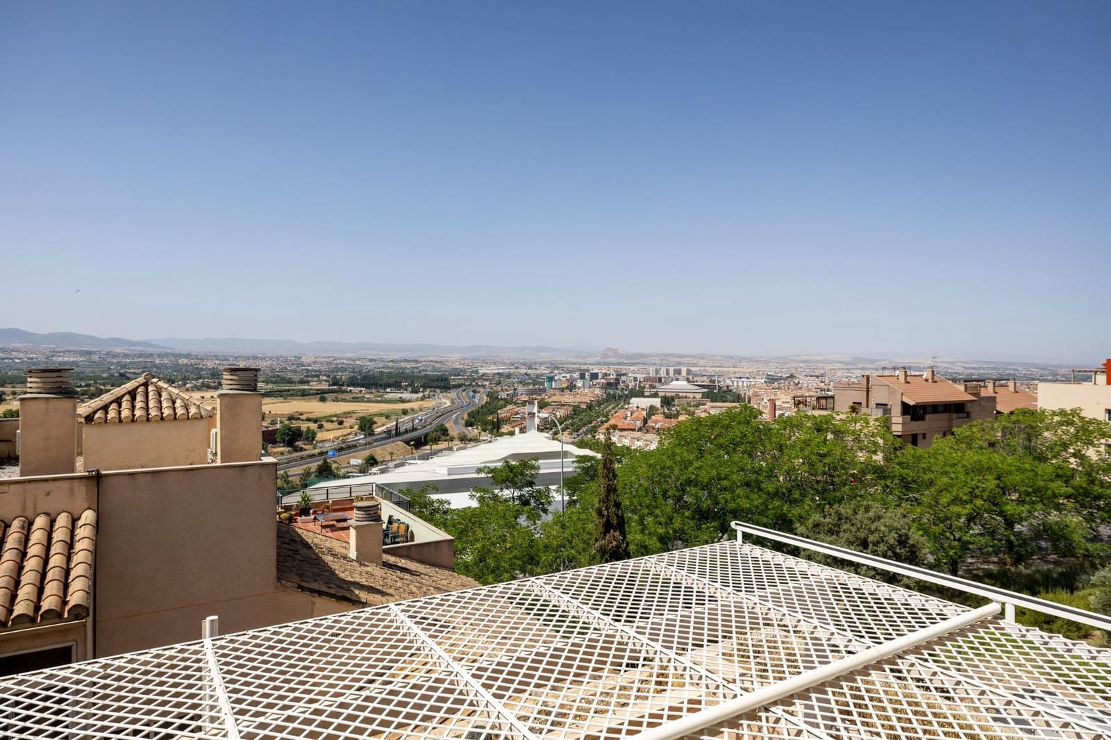 4 soveværelse Semi-Rækkehus til salg i Granada by med swimmingpool garage - € 520.000 (Ref: 9106673)