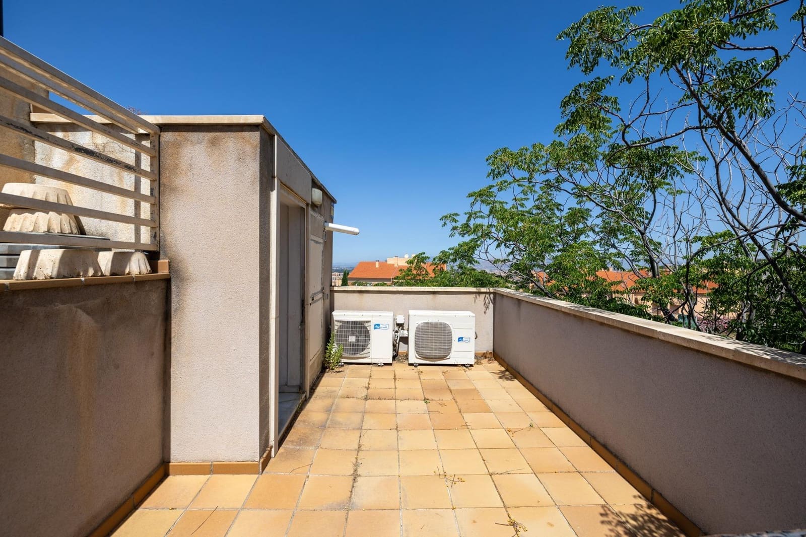 4 soveværelse Semi-Rækkehus til salg i Granada by med swimmingpool garage - € 520.000 (Ref: 9106673)