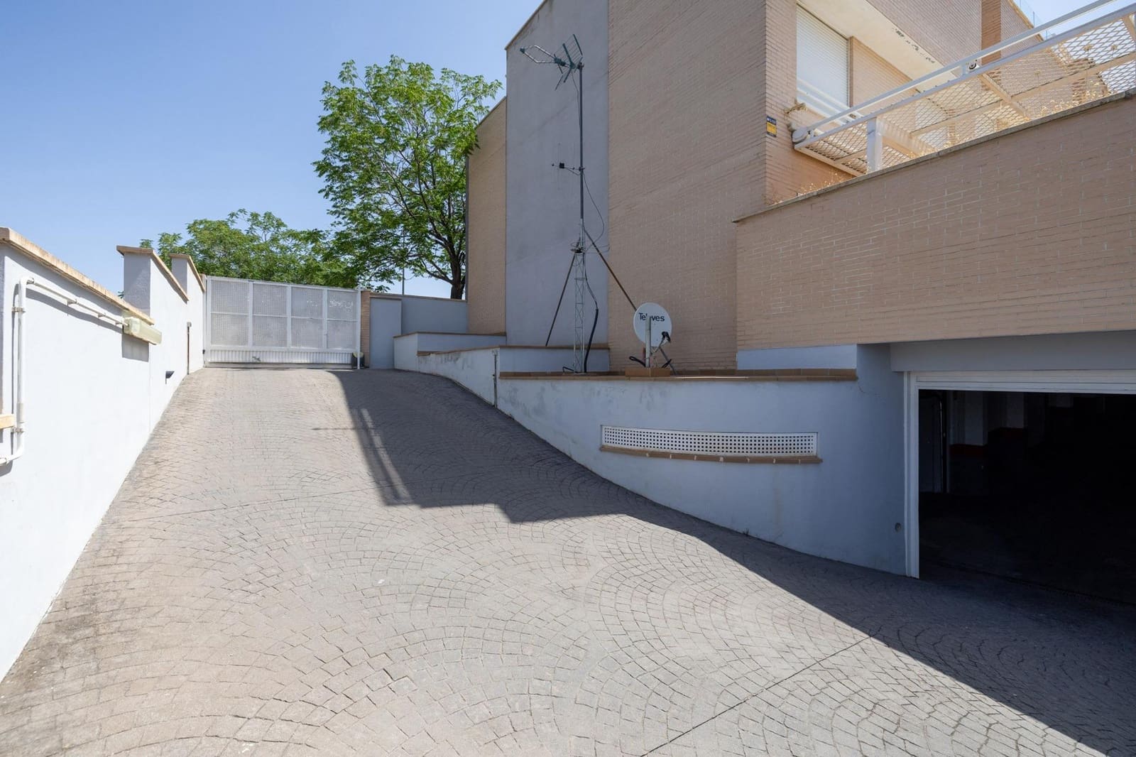 4 soveværelse Semi-Rækkehus til salg i Granada by med swimmingpool garage - € 520.000 (Ref: 9106673)