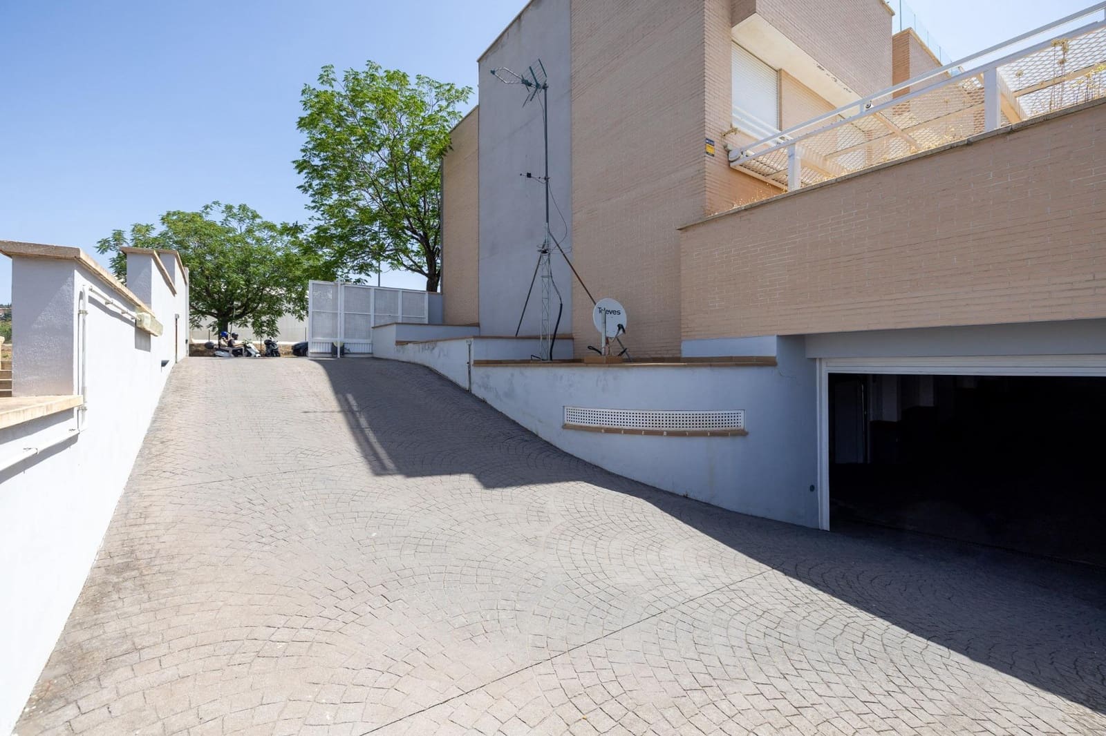 4 soveværelse Semi-Rækkehus til salg i Granada by med swimmingpool garage - € 520.000 (Ref: 9106673)