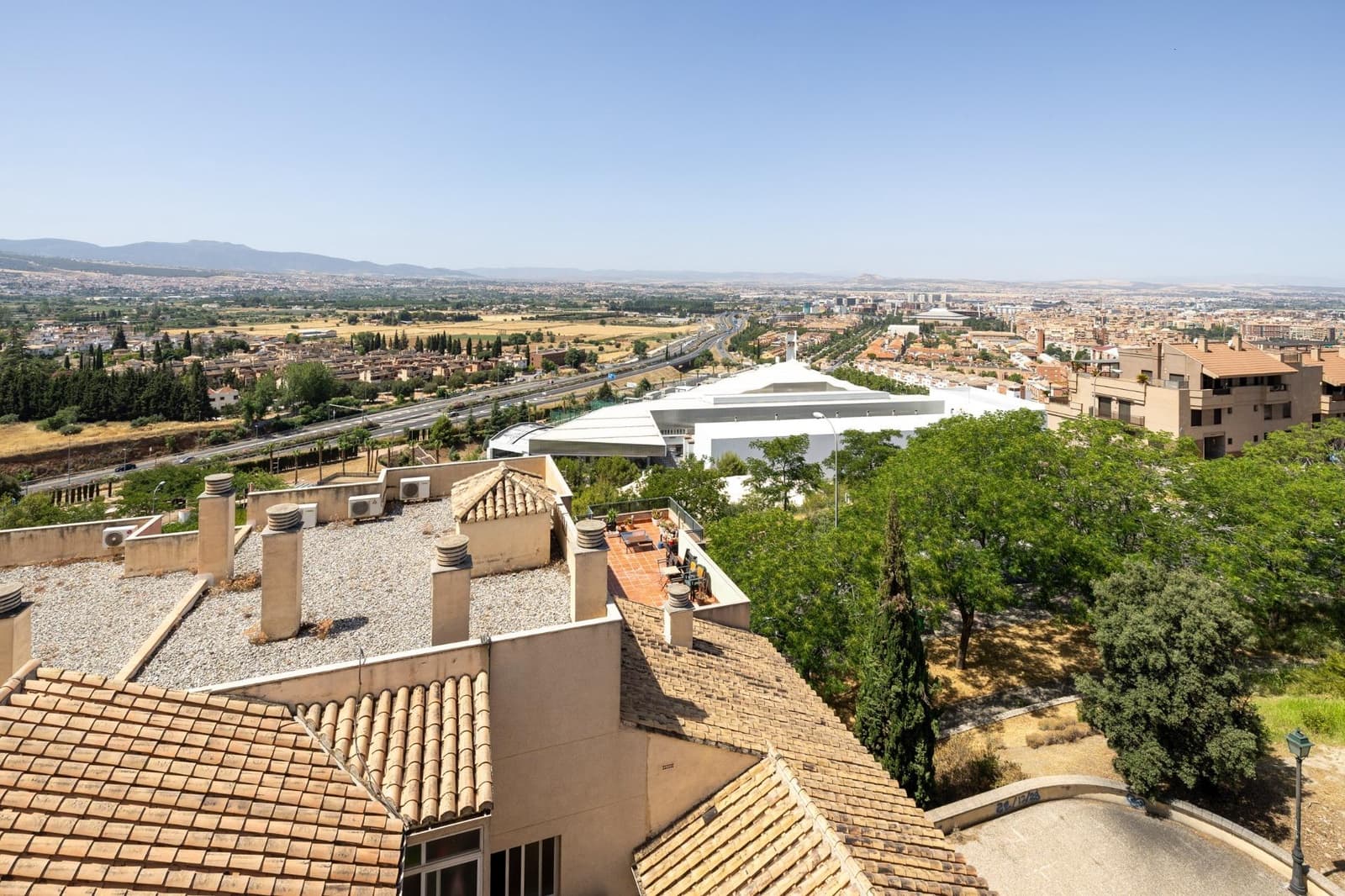 4 soveværelse Semi-Rækkehus til salg i Granada by med swimmingpool garage - € 520.000 (Ref: 9106673)