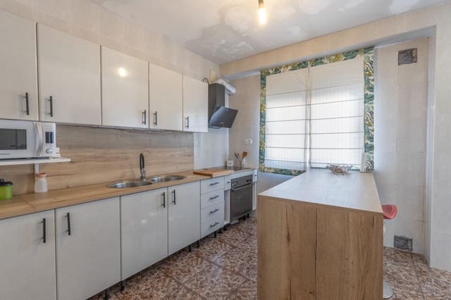 4 soveværelse Byhus til salg i Padul med garage - € 183.000 (Ref: 9108941)