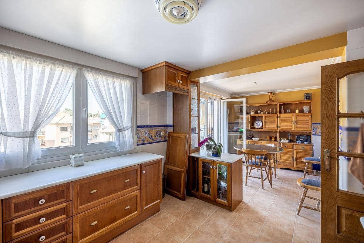 4 soveværelse Villa til salg i Granada by med swimmingpool - € 697.000 (Ref: 9118920)