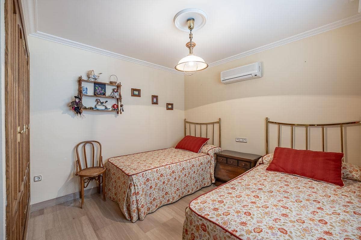 4 soveværelse Villa til salg i Granada by med swimmingpool - € 697.000 (Ref: 9118920)