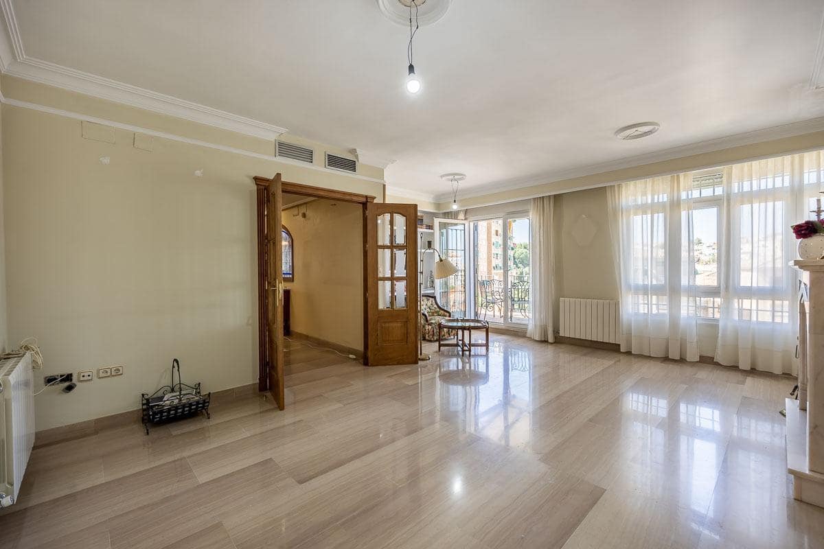 4 soveværelse Villa til salg i Granada by med swimmingpool - € 697.000 (Ref: 9118920)