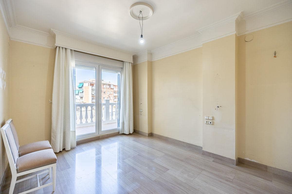 4 soveværelse Villa til salg i Granada by med swimmingpool - € 697.000 (Ref: 9118920)