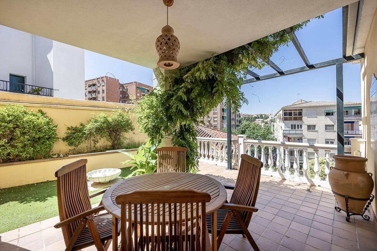 4 soveværelse Villa til salg i Granada by med swimmingpool - € 697.000 (Ref: 9118920)