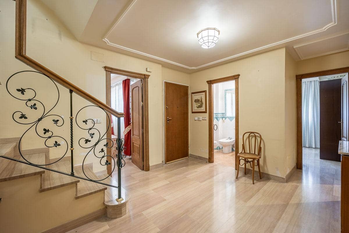 4 soveværelse Villa til salg i Granada by med swimmingpool - € 697.000 (Ref: 9118920)