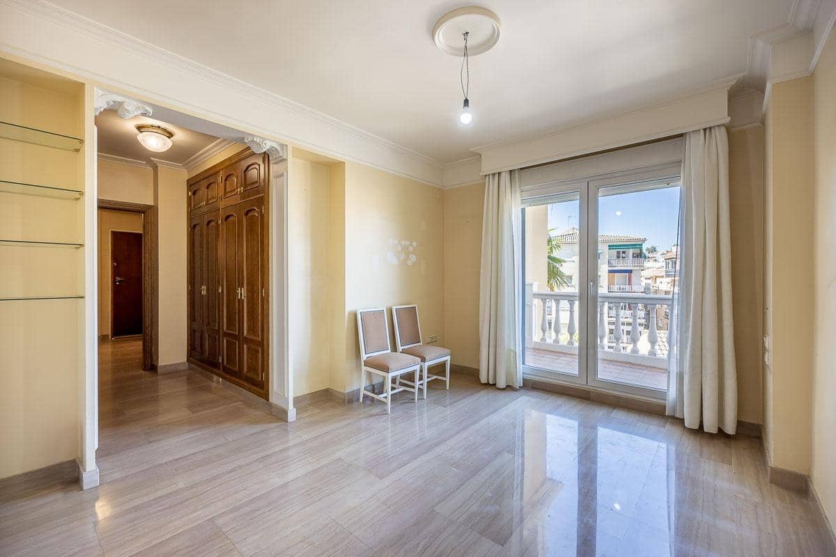 4 soveværelse Villa til salg i Granada by med swimmingpool - € 697.000 (Ref: 9118920)