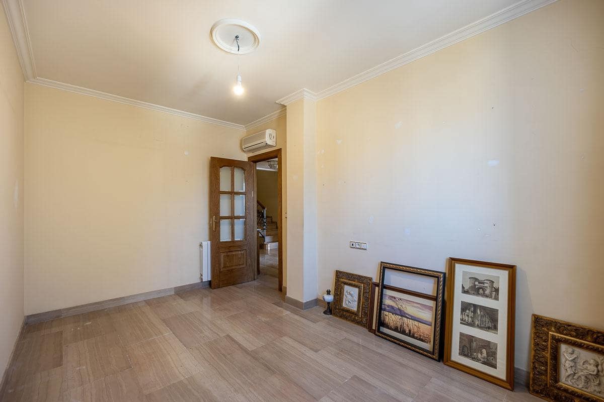 4 soveværelse Villa til salg i Granada by med swimmingpool - € 697.000 (Ref: 9118920)