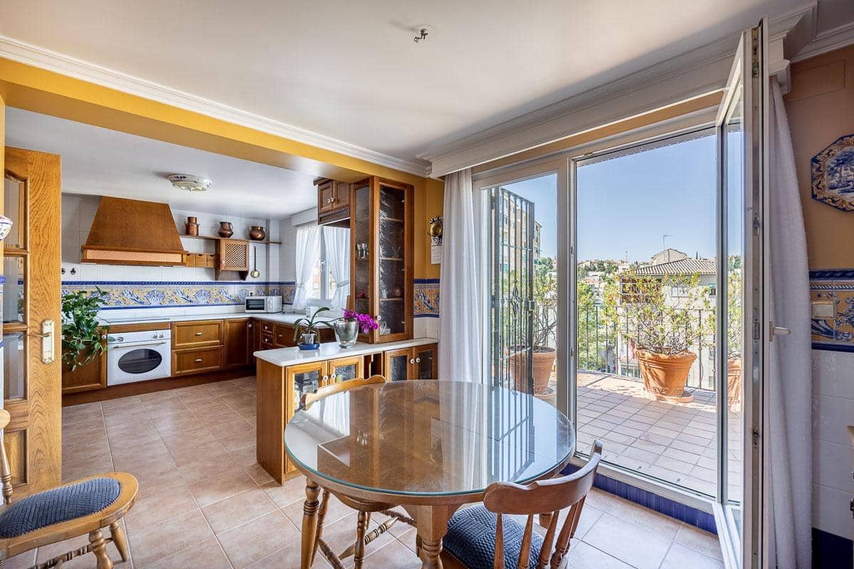 4 soveværelse Villa til salg i Granada by med swimmingpool - € 697.000 (Ref: 9118920)