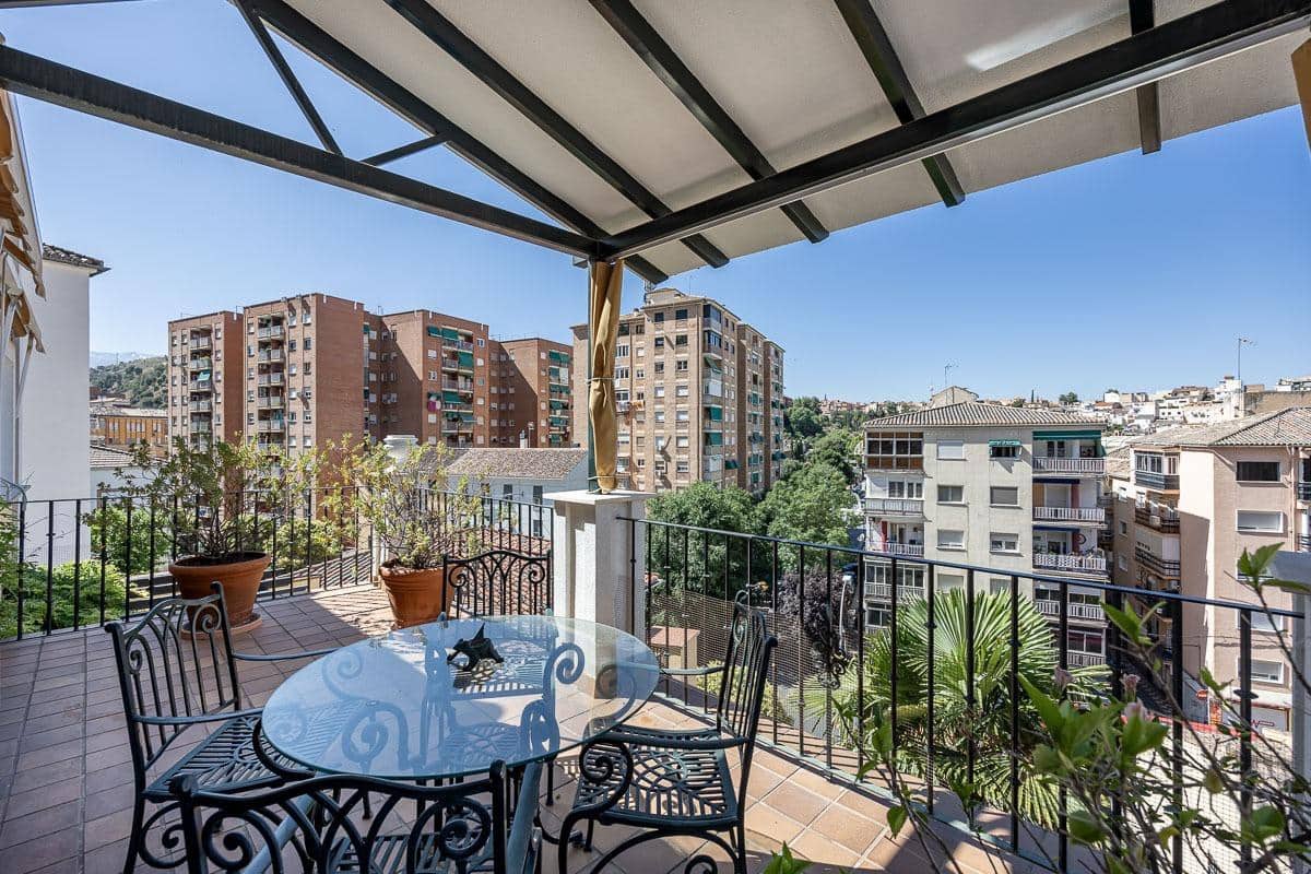 4 soveværelse Villa til salg i Granada by med swimmingpool - € 697.000 (Ref: 9118920)