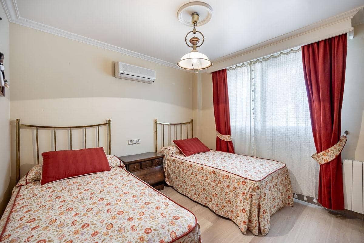 4 soveværelse Villa til salg i Granada by med swimmingpool - € 697.000 (Ref: 9118920)