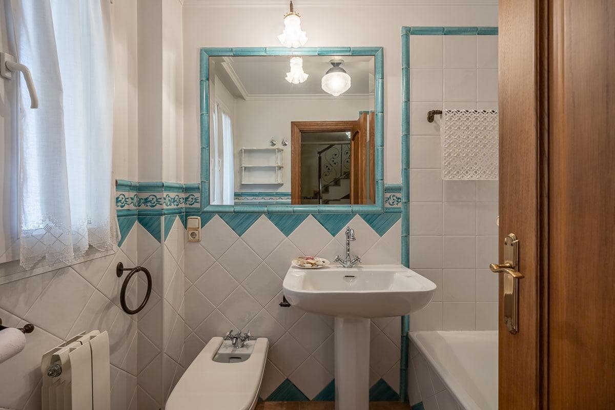 4 soveværelse Villa til salg i Granada by med swimmingpool - € 697.000 (Ref: 9118920)