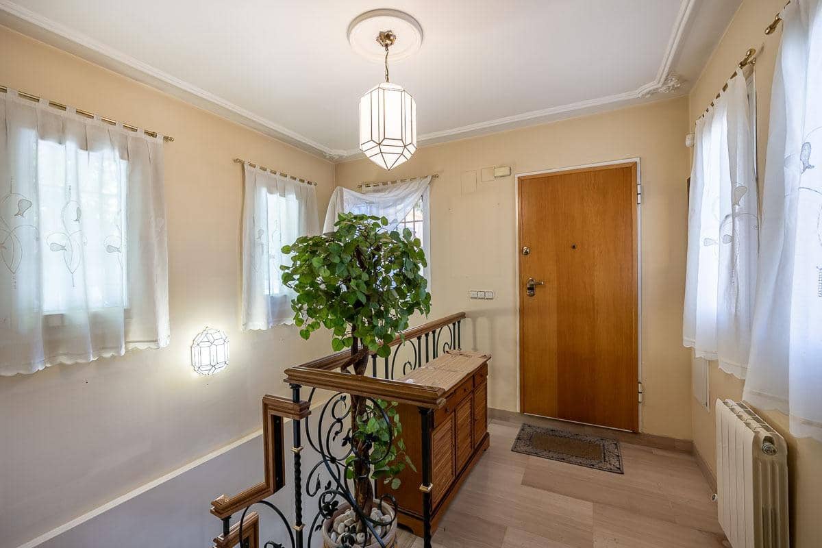 4 soveværelse Villa til salg i Granada by med swimmingpool - € 697.000 (Ref: 9118920)