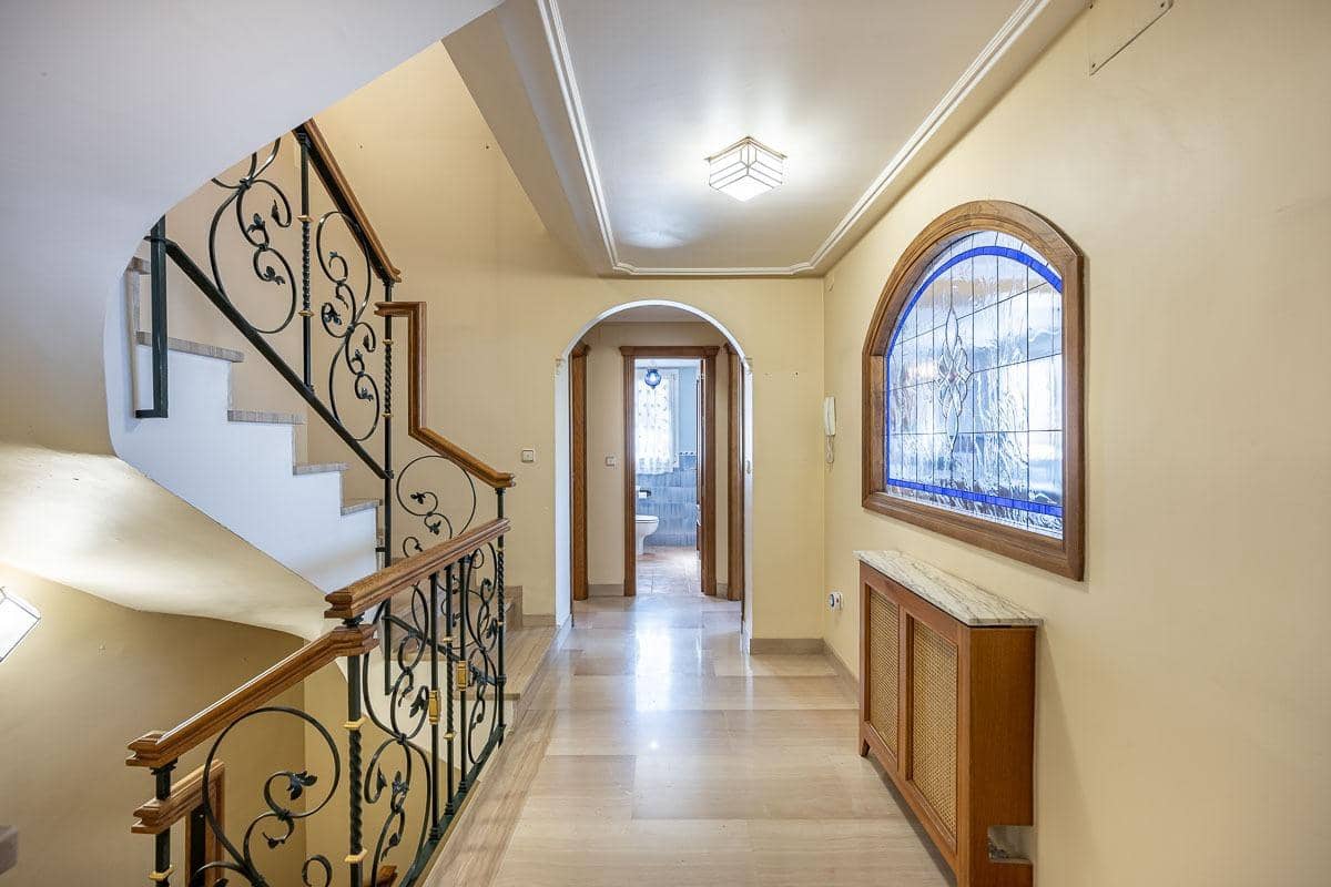 4 soveværelse Villa til salg i Granada by med swimmingpool - € 697.000 (Ref: 9118920)