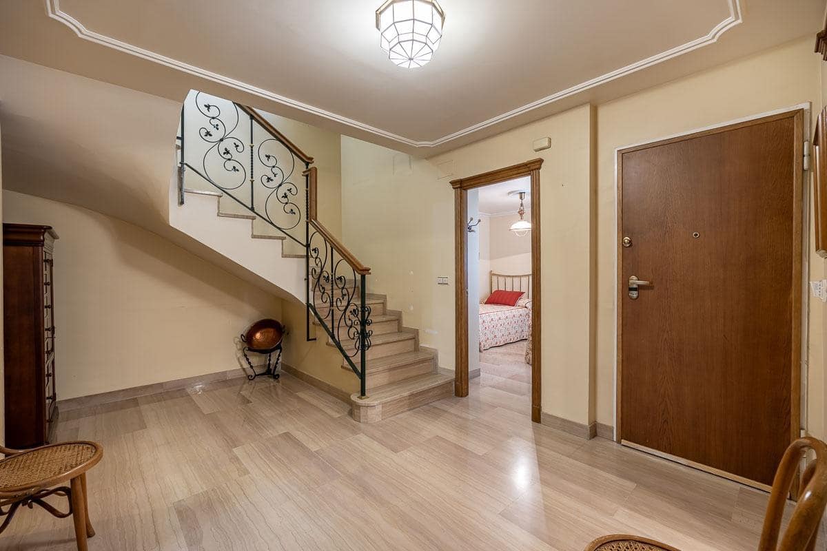 4 soveværelse Villa til salg i Granada by med swimmingpool - € 697.000 (Ref: 9118920)