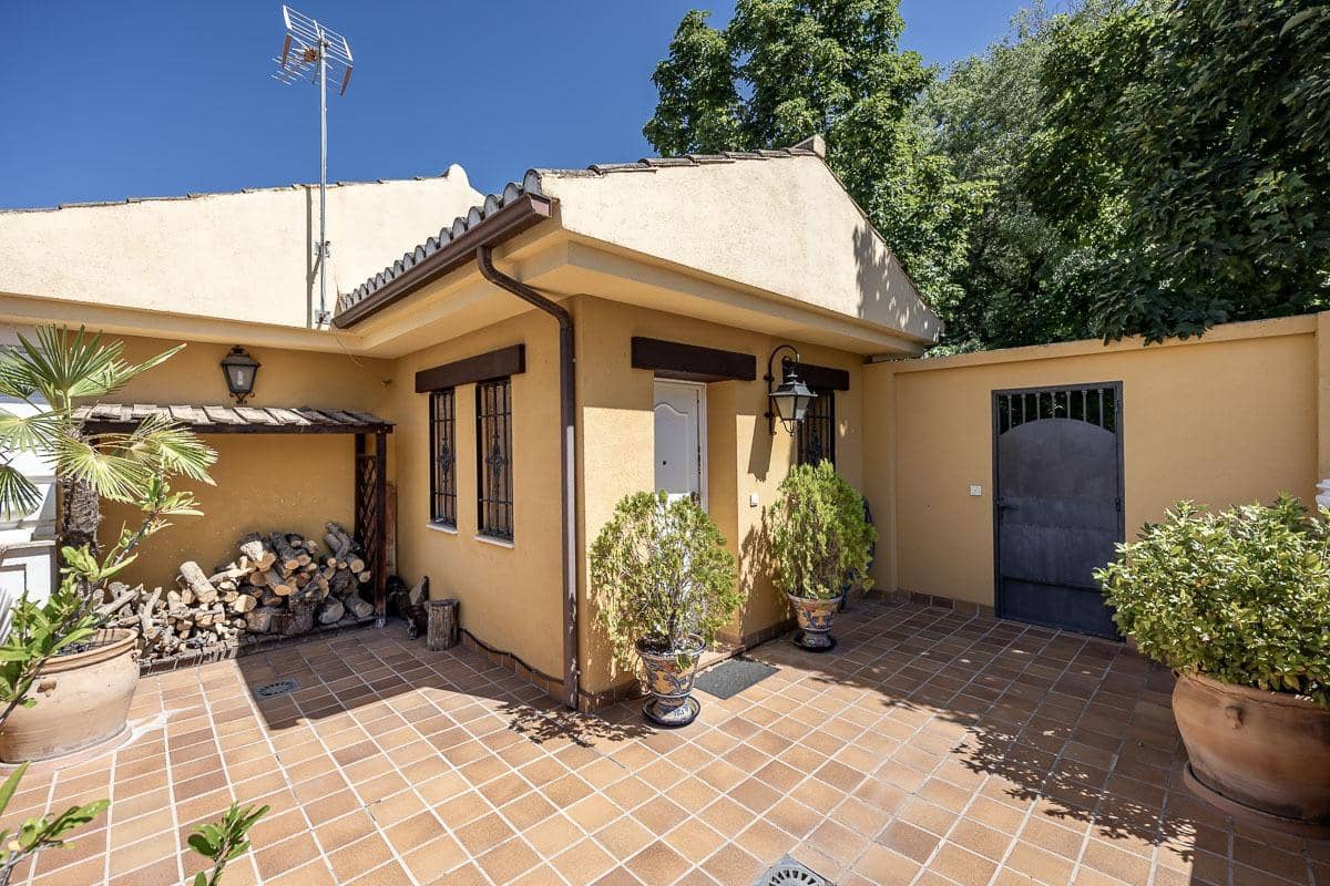 4 soveværelse Villa til salg i Granada by med swimmingpool - € 697.000 (Ref: 9118920)