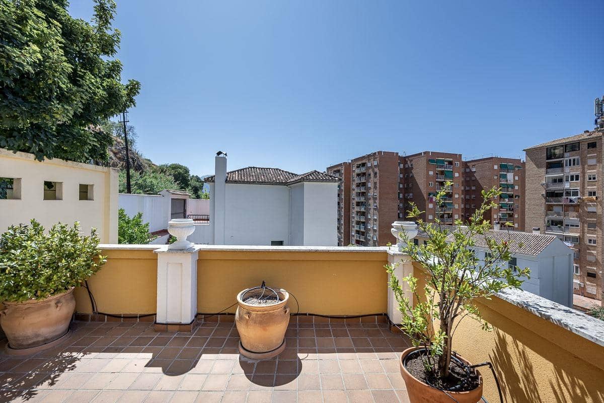 4 soveværelse Villa til salg i Granada by med swimmingpool - € 697.000 (Ref: 9118920)