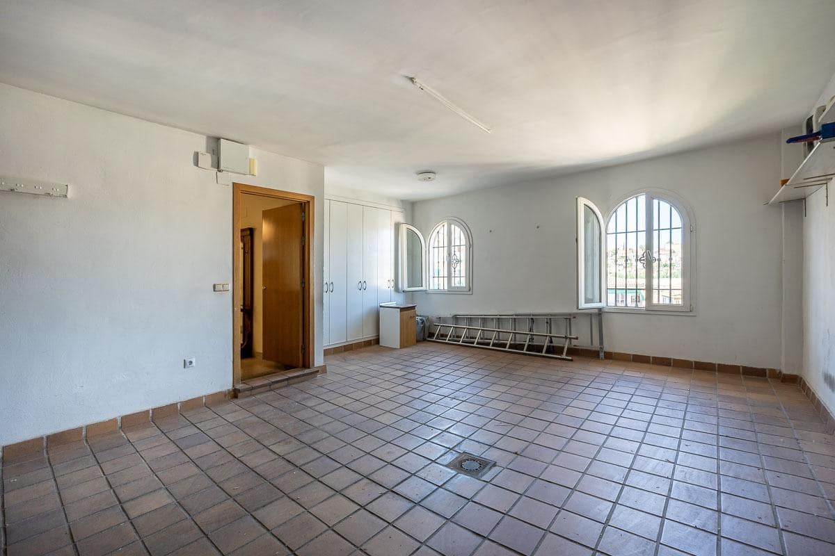 4 soveværelse Villa til salg i Granada by med swimmingpool - € 697.000 (Ref: 9118920)