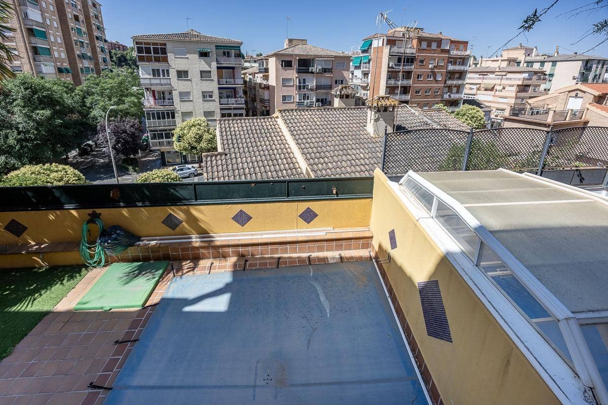 4 soveværelse Villa til salg i Granada by med swimmingpool - € 697.000 (Ref: 9118920)