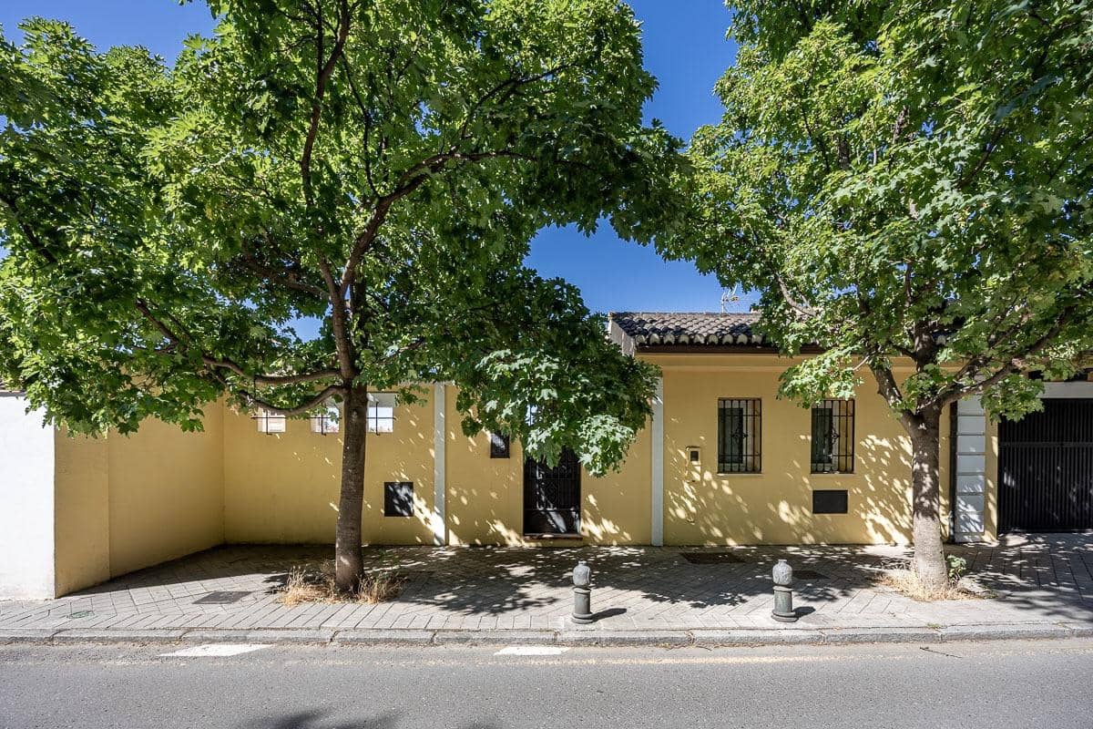 4 soveværelse Villa til salg i Granada by med swimmingpool - € 697.000 (Ref: 9118920)