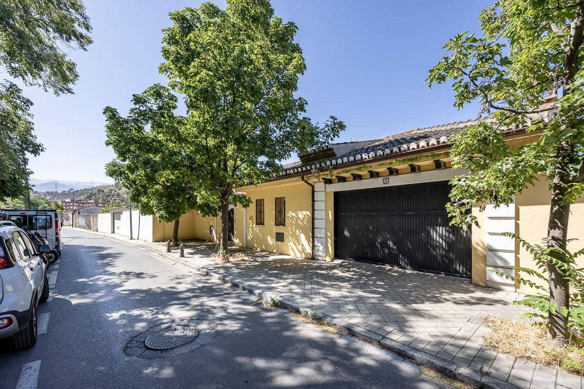 4 soveværelse Villa til salg i Granada by med swimmingpool - € 697.000 (Ref: 9118920)