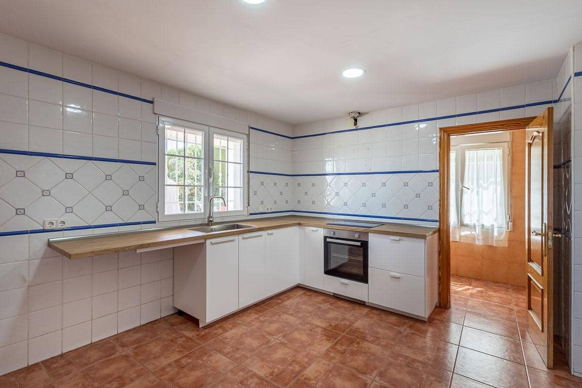 4 soveværelse Villa til salg i Peligros med swimmingpool garage - € 430.000 (Ref: 9118921)